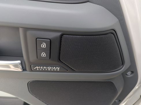 New 2026 Land Rover Defender 110 X-Dynamic SE image 23