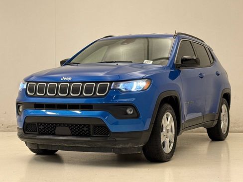 Used 2022 Jeep Compass Latitude FWD image 2