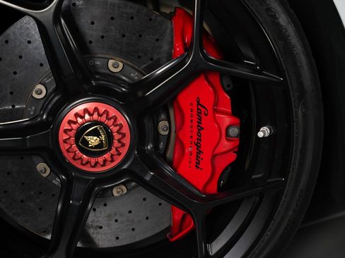 Used 2018 Lamborghini Huracan Performante AWD/4WD image 15
