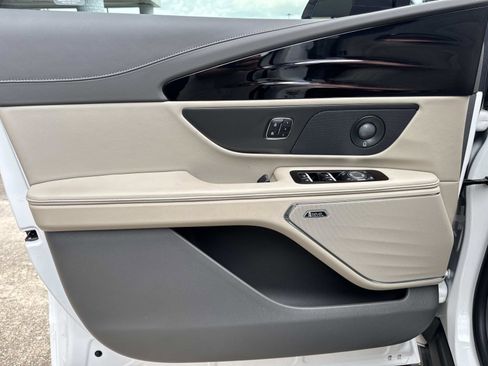 Used 2025 Lincoln Nautilus Reserve image 19