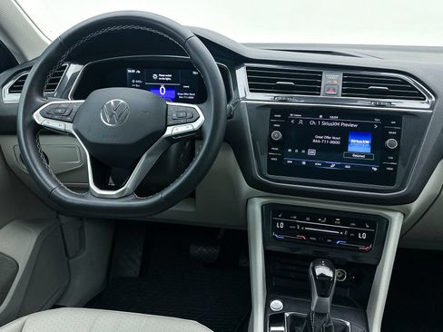 Used 2022 Volkswagen Tiguan SE w/ Panoramic Sunroof Package AWD/4WD image 4