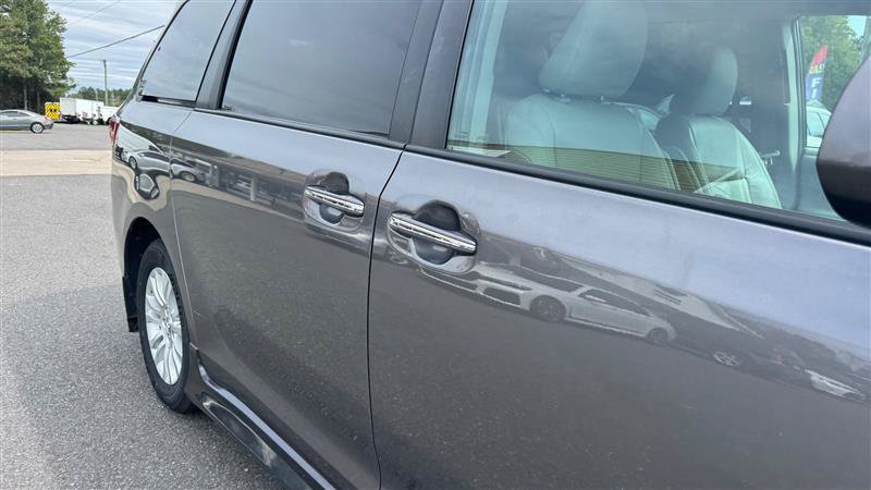 Used 2017 Toyota Sienna XLE w/ XLE Navigation Package FWD image 20