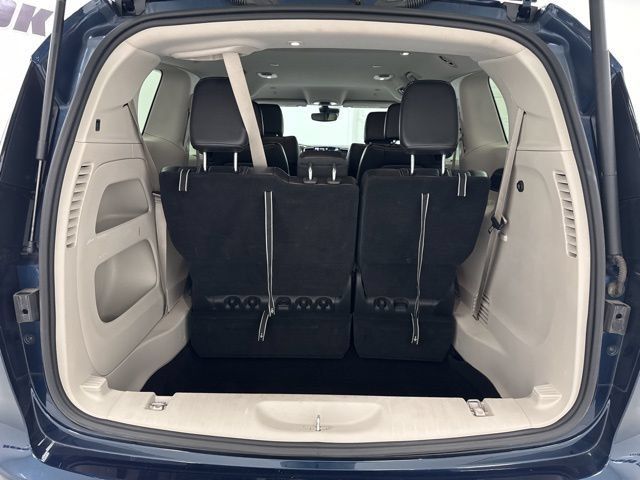 Used 2023 Chrysler Pacifica Touring-L FWD image 27