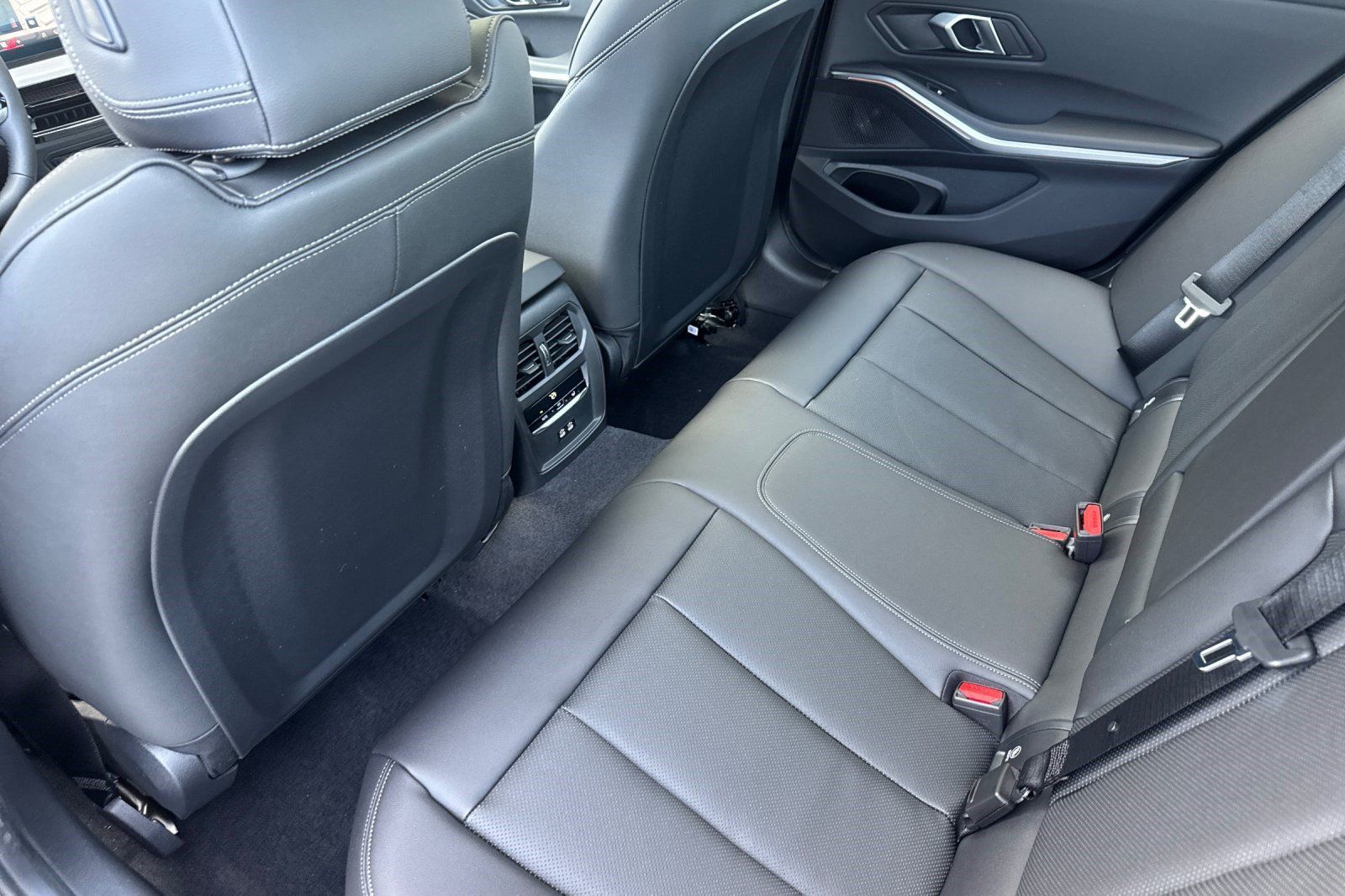 Used 2026 BMW 330i Sedan w/ Premium Package RWD image 24