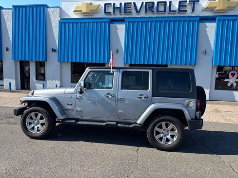Used 2014 Jeep Wrangler Unlimited Sahara w/ Connectivity Group AWD/4WD image 15
