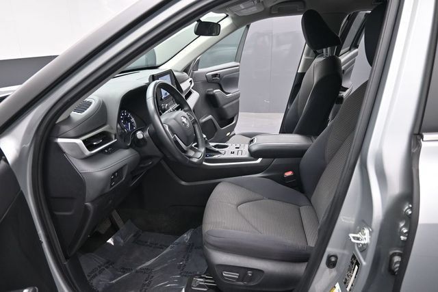Used 2023 Toyota Highlander LE AWD/4WD image 27