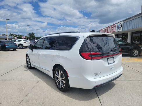 Used 2026 Chrysler Pacifica Pinnacle image 3