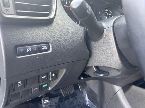 Used 2018 Nissan Rogue SV image 12