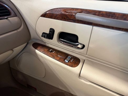 Used 2002 Lincoln Town Car Executive image 29