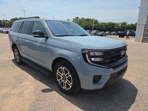 Used 2025 Ford Expedition Active AWD/4WD image 7