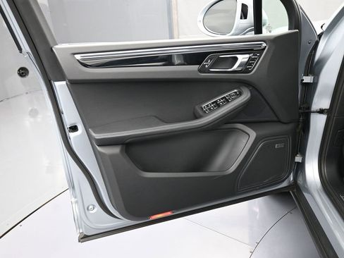 Certified 2025 Porsche Macan image 15