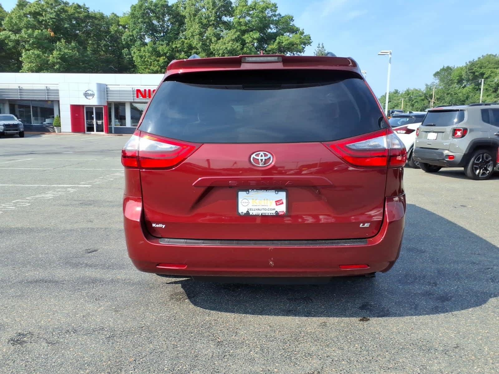 Used 2020 Toyota Sienna LE w/ LE Preferred Package FWD image 6