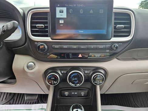 Used 2024 Hyundai Venue SEL FWD image 25