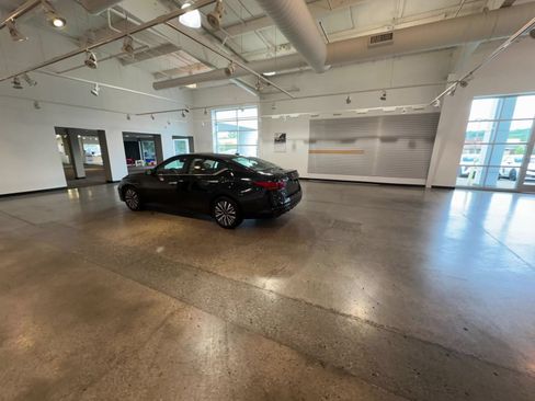 Used 2025 Nissan Altima 2.5 SV FWD image 15
