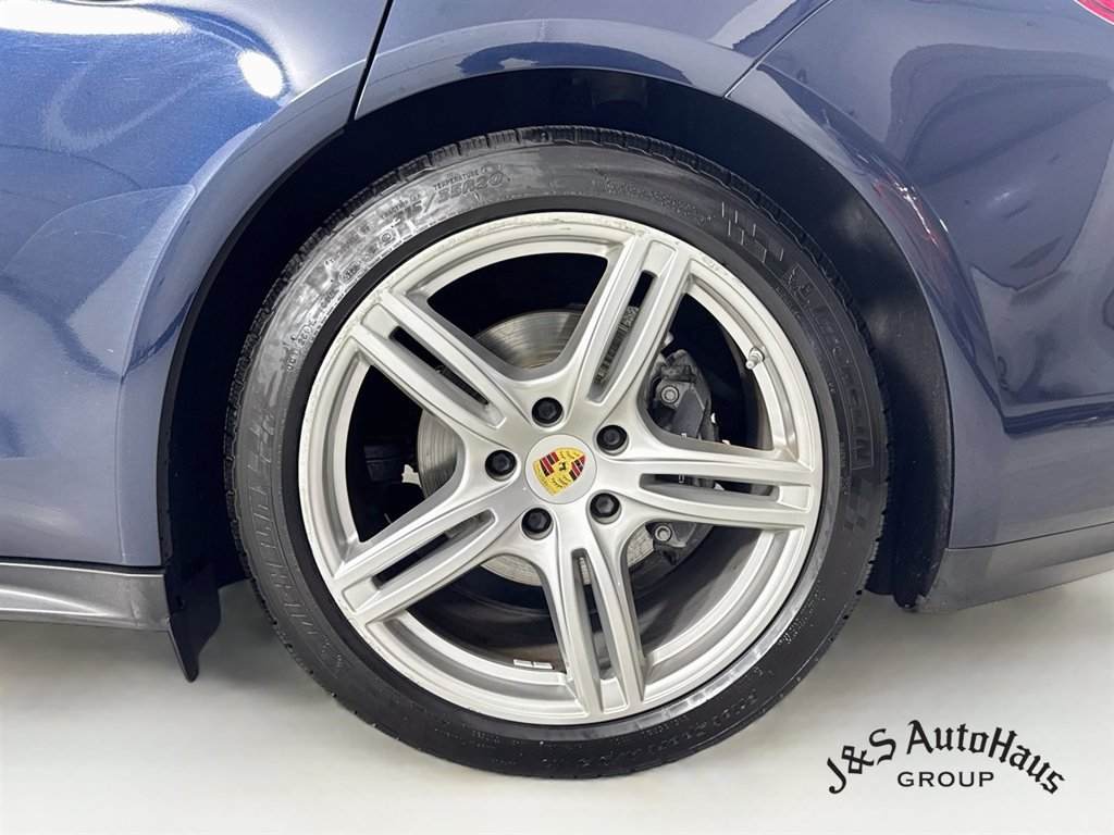 Used 2018 Porsche Panamera 4 AWD/4WD image 40