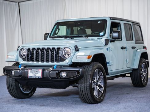 Used 2024 Jeep Wrangler Unlimited AWD/4WD image 3