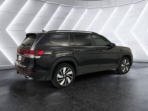 Used 2024 Volkswagen Atlas SE w/ Panoramic Sunroof Package FWD image 4