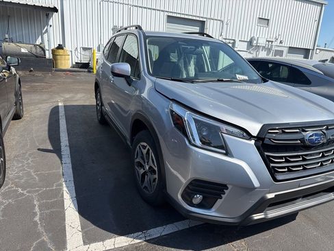 Used 2022 Subaru Forester Premium AWD/4WD image 3