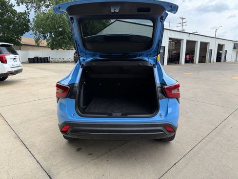 Used 2024 Chevrolet Trax RS w/ Sunroof Package FWD image 14
