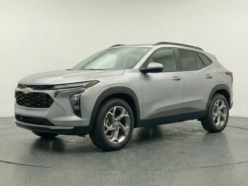 Used 2025 Chevrolet Trax LT w/ LT Convenience Package FWD image 3