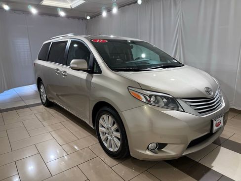 Used 2017 Toyota Sienna Limited Premium image 7