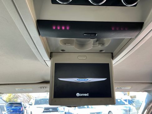 Used 2013 Chrysler Town & Country Touring-L w/ Driver Convenience Group image 22