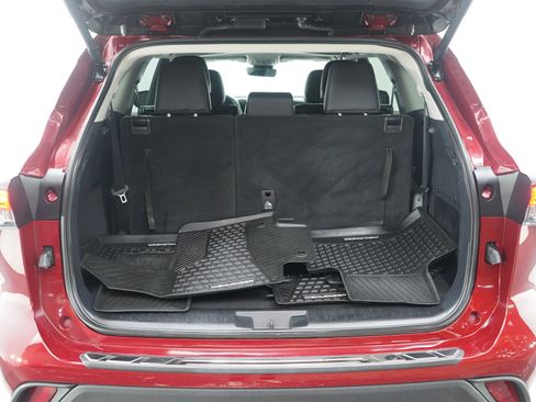 Used 2024 Toyota Highlander XLE image 18