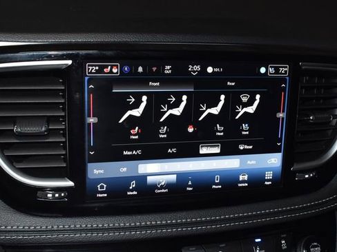 Certified 2025 Chrysler Pacifica Limited image 27