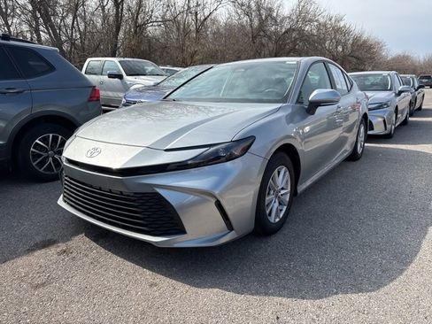 Used 2025 Toyota Camry LE image 2