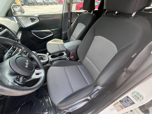 Used 2025 Kia Soul LX w/ LX Technology Package FWD image 31