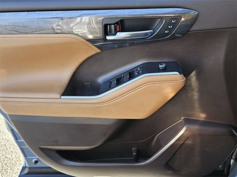 Used 2021 Toyota Highlander Platinum image 33