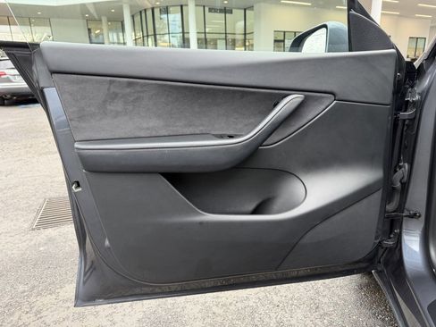 Used 2021 Tesla Model Y Long Range image 12