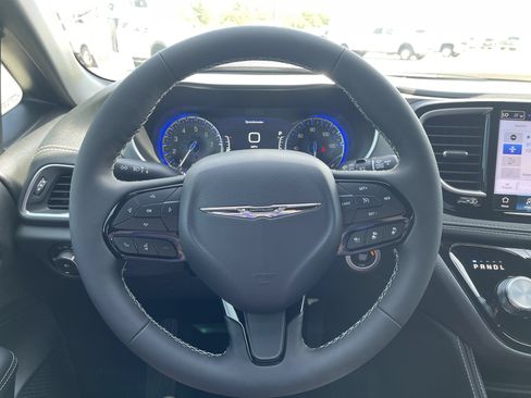 New 2025 Chrysler Pacifica Limited FWD image 16