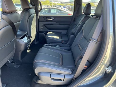 New 2026 Nissan Armada SL w/ Captain's Chari Seat Package image 17