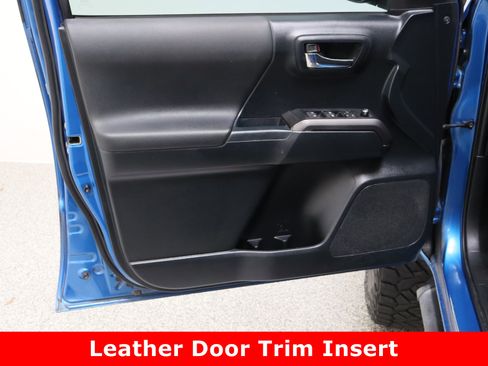 Used 2018 Toyota Tacoma TRD Sport w/ Technology Package image 12