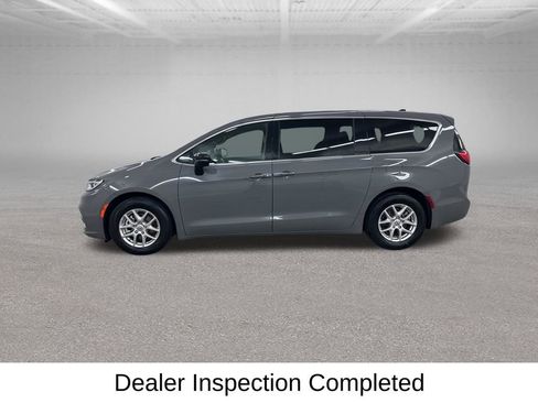 Used 2025 Chrysler Pacifica Select FWD image 9