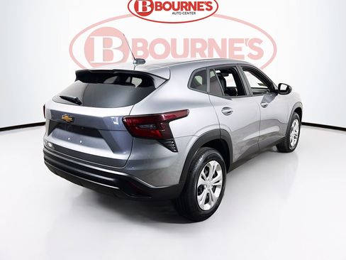 Used 2024 Chevrolet Trax LS w/ Driver Confidence Package FWD image 9