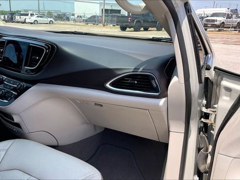 Certified 2019 Chrysler Pacifica Touring-L Plus FWD image 23
