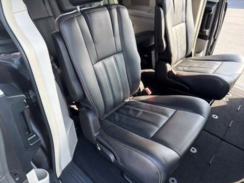 Used 2016 Chrysler Town & Country Touring w/ Driver Convenience Group FWD image 27