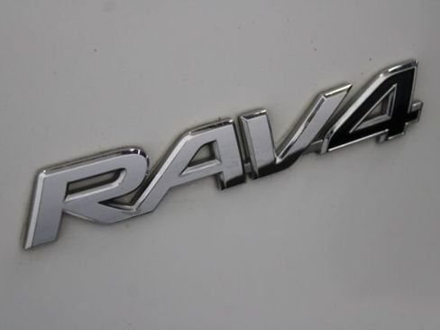 Used 2017 Toyota RAV4 LE AWD/4WD image 8