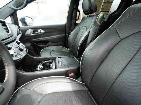 Used 2025 Chrysler Pacifica Limited FWD image 10