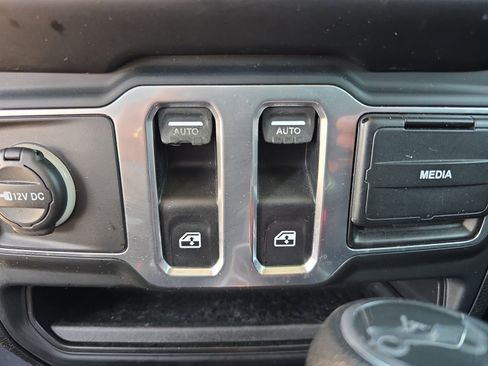 Used 2018 Jeep Wrangler Sport image 14