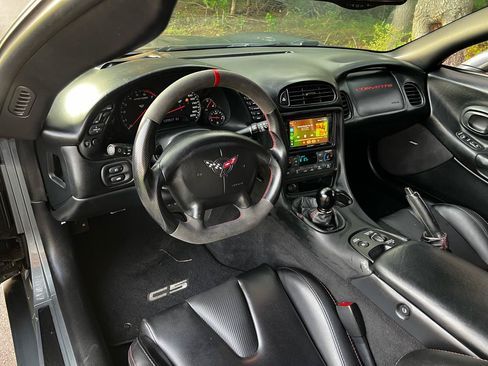 Used 2004 Chevrolet Corvette Coupe w/ Roof Package RWD image 9