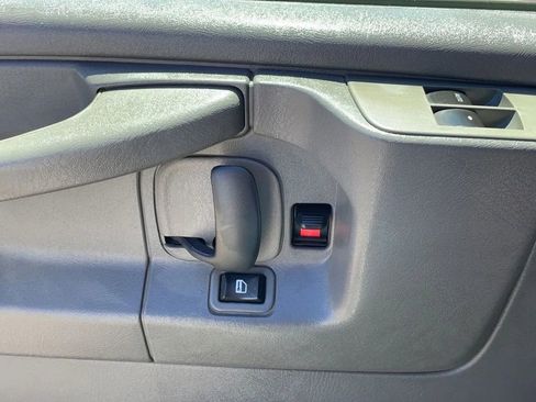 Used 2013 Chevrolet Express 2500 RWD image 22