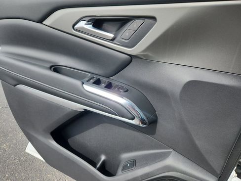 New 2025 Chevrolet Traverse LT w/ Driver Confidence Package FWD image 6
