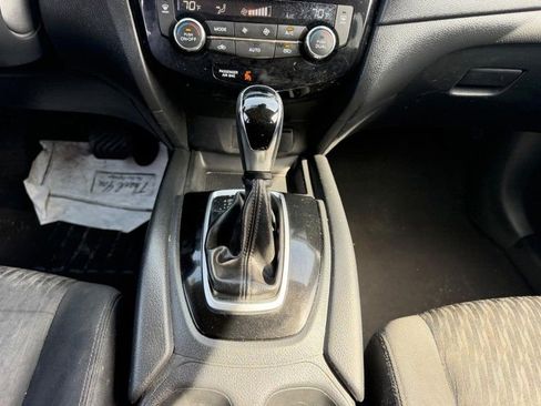 Used 2019 Nissan Rogue SV image 15