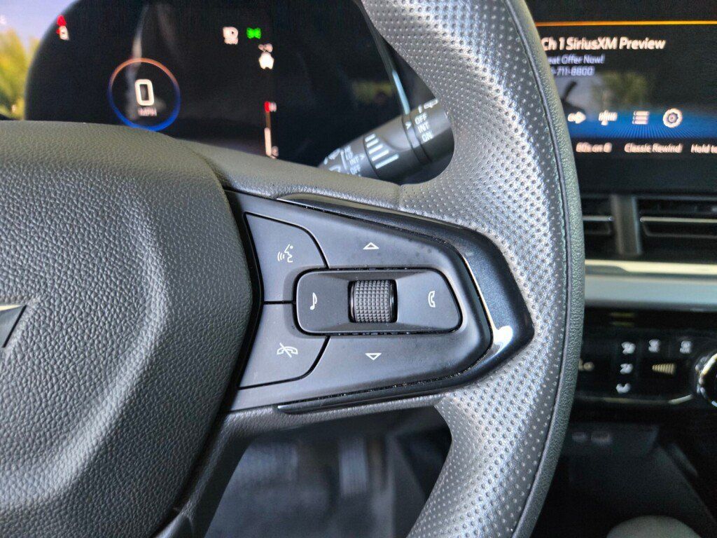 Used 2025 Chevrolet Trax LT FWD image 23