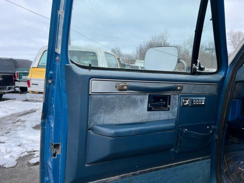 Used 1988 Chevrolet Suburban 2500 image 10