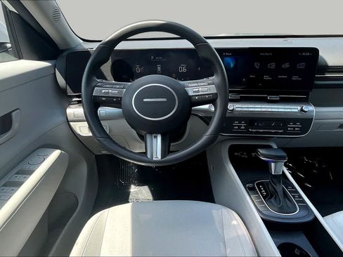 Used 2025 Hyundai Kona SEL FWD image 6