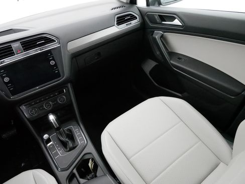 Certified 2021 Volkswagen Tiguan SE w/ Panoramic Sunroof Package image 11